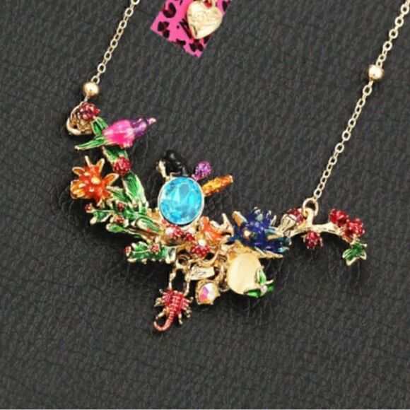 🌻 Betsey Johnson stunning bib style flowered necklace 🌻 - Picture 3 of 9